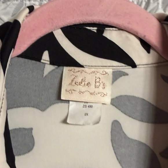 Zadie B’s Chic Black and Cream Leaf Print Women's Long Sleeve Top - Picture 2 of 5